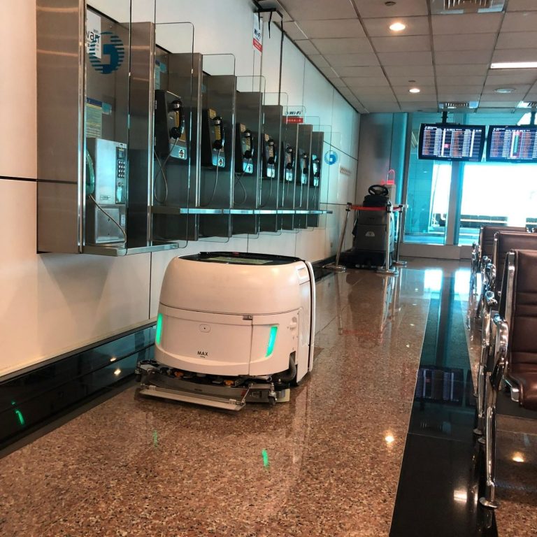Reinigungsroboter reinigt Boden